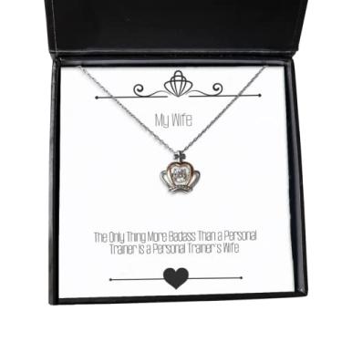 Imagem de The Only Thing More Badass Than a Personal Trainer is a Personal Trainer's Wife. Colar com pingente de coroa, esposa, presentes chiques para esposa