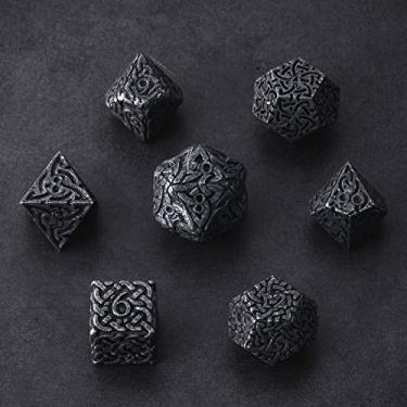 Imagem de Dados pretos manchados da escuridão infinita, conjunto de 7 peças de dados de metal poliédrico nós celtas extra pesado extra grande para DND Dungeons and Dragons Call of Cthulhu Pathfinder RPG Dice Rogue Dice Warlock Dice