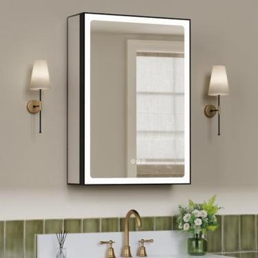 Imagem de Armário de remédios de 50 x 71 cm com espelho, armário de remédios embutido ou montado na superfície com luzes LED, antiembaçamento, prateleira ajustável, luz regulável, tomadas e USB, listado ETL