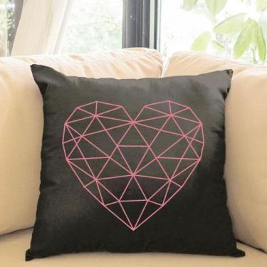 Imagem de Almofada Preta Serigrafada 50x50cm Coração Rosa - FASTLAR