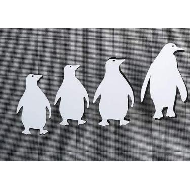 Imagem de DCentral Ímãs de tela flexíveis da família pinguim: frente e verso. Segurança branca mais fácil de ver dia e noite. Decorativo. Ajuda a parar de entrar nas telas, cobre pequenas lágrimas em telas 4 figuras