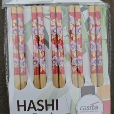 Imagem de Kit 10 Pares de Hashi de Bambu Decorado 24 cm Estapados Pauzinhos Japonês Udon Sushi Sashimi - TYDA (VERMELHO COM FLORES ROXAS)