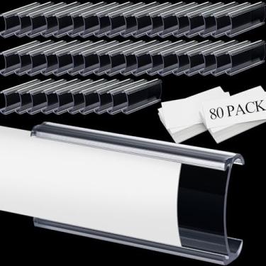 Imagem de Etiquetas de etiqueta de prateleira de plástico Suportes de etiqueta de prateleira de metrô para prateleiras de arame clipes de etiqueta de prateleira de metrô transparentes Suportes de etiqueta 3 x 1,25 polegadas para livro de prateleira de prateleira, inclui inserções de etiqueta (80 pacotes)