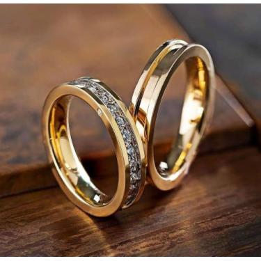 Imagem de Par de alianças folheada a ouro 18k cravejada com pedras de zircônia. 