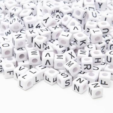 Imagem de Baiinjiene Contas quadradas brancas de 10 x 10 mm, 300 peças, contas de alfabeto de cubo grande de acrílico A-Z para fazer joias, pulseiras de amizade