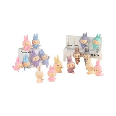 Imagem de Pelúcias Multicoloridas Popmart Labubu Série Yoga Preguiçoso Mini Bone