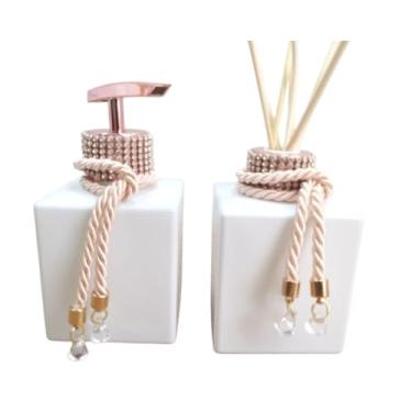 Imagem de Kit Lavabo Aromatizador E Porta Sabonete Líquido 250Ml De Vidro Branco E Dourado Com Tampa De Strass E Pingente Decorativo Luxo Para Banheiro Organizado, Elegante E Sofisticado (Branco e Rosê Gold)