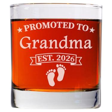 Imagem de CARVELITA Copo de uísque Promoted To Grandma Est 2026 – 325 ml Old Fashioned Bourbon Rocks Glass – Presente de anúncio de gravidez para mãe, presente de futura avó, ideia de revelação de bebê