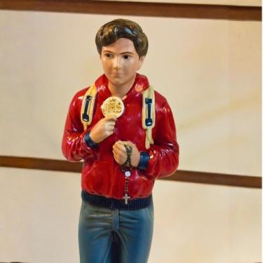 Imagem de Estátua São Carlo Acutis em Resina, Jovem Santo Católico, Figura Decorativa Devocional com Base (vermelho)