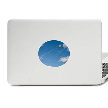 Imagem de Adesivo de notebook com emblema de vinil de pipa e nuvens brancas de céu azul