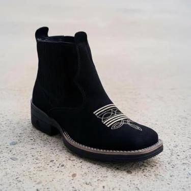 Imagem de Bota Texana Masculina Curta em Couro Nobuck Preto Bordado Bege Elástico Solado em Borracha (30,0, BR, Adulto, Numérico, 43)