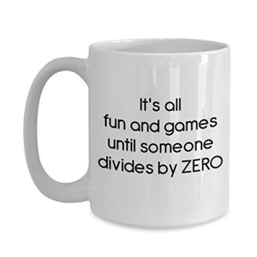 Imagem de Caneca It's All Fun and Games until Someone Divides by Zero – Caneca de café de cacau quente divertido – ideia de presente de aniversário de Natal
