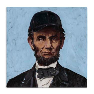 Imagem de Stupell Industries Arte de parede em tela Honest Abe com boné de beisebol, design por Studio Bautista, 17 x 17