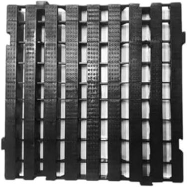 Imagem de Piso Plástico Estrado Vazado 50x50cm Preto - Antiderrapante Drenagem Piscina Área Externa Deck Modular Resistente Encaixe Fácil