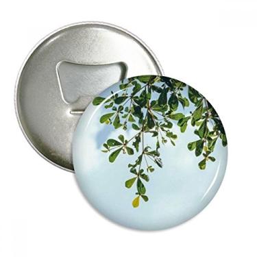 Imagem de Folhas verdes céu azul abridor de garrafas ímã de geladeira emblema multifuncional