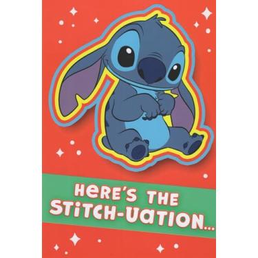 Imagem de Cartão de felicitações Stitch Happy Birthday "Here's The Stich-Uation...", vermelho e verde com estrelas brancas, envelope incluído
