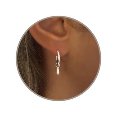 Imagem de Annika Bella Brincos de argola Huggie, delicados Huggies com pingente pendurado, argolas pequenas com pingentes, brincos hipoalergênicos de ouro ou prata sem manchas para mulheres, presente para ela