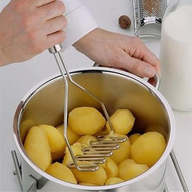 Imagem de Espremedor de batatas de aço inoxidável com cabo ergonômico, gadget de cozinha profissional para purê de batatas liso, utensílio de cozinha durável, design de onda para fácil trituração (25 x 9,5 cm)