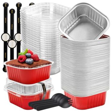 Imagem de LOKQING Pacote com 50 mini formas de bolo com tampas e colheres, pequenas formas de folha de alumínio, copos quadrados, forros de cupcake de ramequins descartáveis para torta de brownie (vermelho, 141