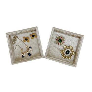 Imagem de AgentMoon Conjunto de 2 bandejas de joias de veludo luxuoso, bandeja de exibição de balcão de loja. Pires facilmente móveis para pulseiras de armazenamento, brincos, anéis, waches etc. 12 x 12 x 3 cm
