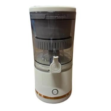Imagem de Um Espremedor EléTrico DoméStico Adequado para Laranjas, LimõEs e Uma Variedade de Outras Frutas. e ste Aparelho Pode Ser Carregado AtravéS de Uma Porta Usb.(Espremedor-Branco)