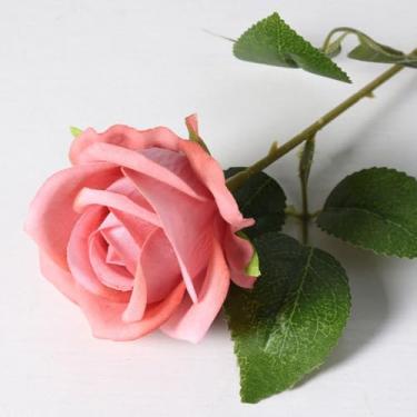 Imagem de 5 peças de flores artificiais – flores de rosas vermelhas com folhas, arranjos florais falsos para casa, banheiro, escritório, mesa, mesa central, prateleira, decorações de casamento