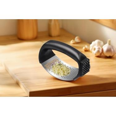 Imagem de Espremedor de alho, triturador de alho de aço inoxidável, cabo ergonômico, fácil de usar, fácil de limpar, utensílios de cozinha que economizam esforço - preto