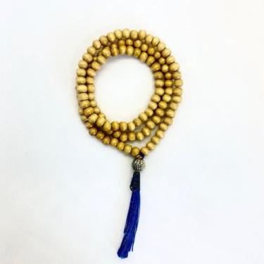 Imagem de Japamala budista 108 contas em madeira 8 mm pompom azul escuro - Lua M