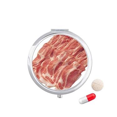 Imagem de Rolo de carne crua com textura de alimentos e pílulas de bolso, caixa de armazenamento de remédios