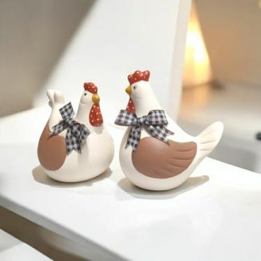 Imagem de Casal de Galo e Galinha Escultura Estatueta Decorativa de Cozinha cor Bege com Café