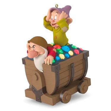 Imagem de Hallmark Keepsake Enfeite de Natal, Branca de Neve da Disney e Os Sete Anões Off We Go! Musical com luz, presentes para fãs da Disney