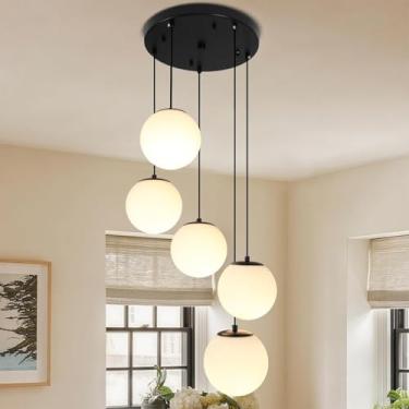 Imagem de Lustre pendente moderno de 5 lâmpadas com globos de vidro, acabamento dourado escovado, estilo meados do século XX, com detalhes em vidro branco leitoso. Ideal para escadas, salas de jantar