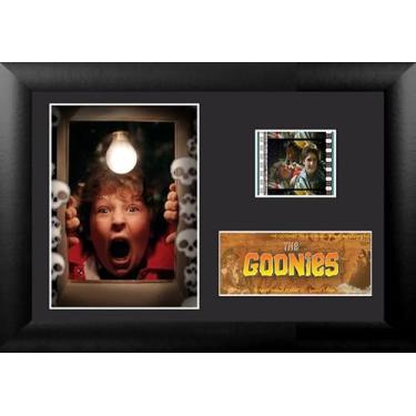 Imagem de FILMCELLS The Goonies – Chunk 17.8 cm x 12.7 cm MiniCell Desktop Presentation – Apresentando clipe de filme de 35 mm com suporte de cavalete – Filme colecionável oficialmente licenciado