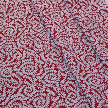 Imagem de Tecido de algodão com estampado de flores trançadas dinâmicas da The Yard, fabricado no Japão, adequado para vestidos da moda, camisas, saias, acolchoado e artesanato (2 jardas, impressão vermelha e