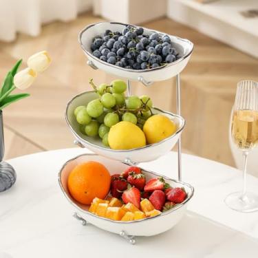 Imagem de Afeyibu Tigelas de frutas de 3 camadas para balcão de cozinha, tigela branca de cerâmica com suporte de metal prateado, cesta de frutas de 3 camadas para frutas, lanches, bolos, nozes, armazenamento