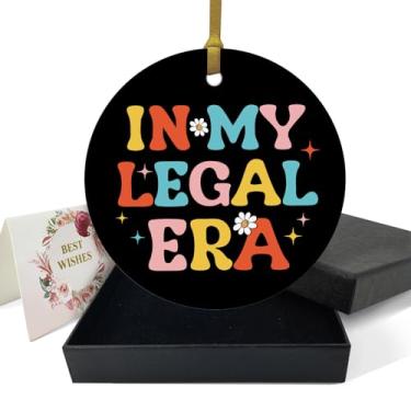 Imagem de REWIDPARTY Enfeites engraçados de aniversário de 21 anos - In My Legal Era - Enfeite redondo de cerâmica de 7,6 cm com fita dourada, caixa de presente - Decoração de árvore de Natal - Presentes de