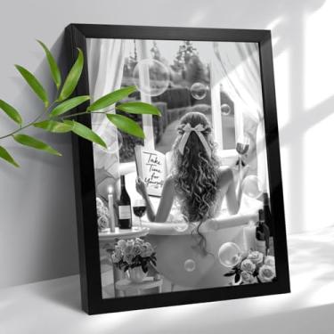 Imagem de Arte de parede emoldurada em preto e branco para banheiro, mulher lendo com vinho na banheira, pintura impressa em tela engraçada de 30 x 40 cm com uma capa de acrílico, presente de decoração de casa