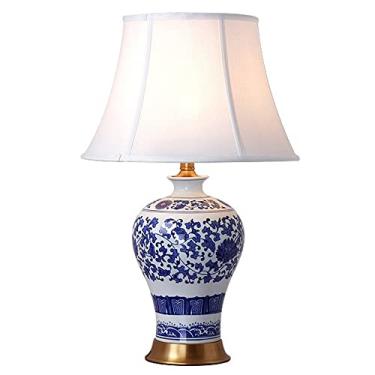 Imagem de Abajur de mesa chinês em porcelana azul e branca com cúpula de tecido em formato de sino, ideal para cabeceira de quarto. Luminária de mesa em cerâmica de Jingdezhen. Vaso vintage americano