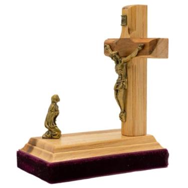 Imagem de Estatueta de Maria de madeira e metal rezando aos pés do crucifixo | Decoração religiosa com base de borda de veludo | 8,9 cm de altura | Ótimo presente católico para a primeira comunhão e confirmação