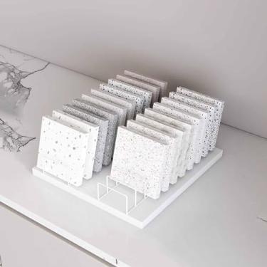 Imagem de WUHUQN Rack de exibição de amostras de azulejo de mesa com 10, 20, 30 compartimentos para cartão, rack de armazenamento de amostras de vidro de metal para loja/shopping centers, suporte de porta de