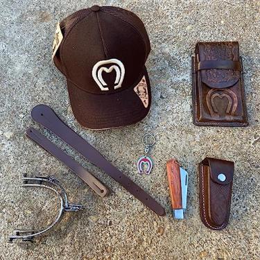 Imagem de Traias country para peões kit country completo com boné capa de celular canivete bainha para o canivete espora correia e chaveiro feitos de materias super resistentes imperdivel (Marrom)