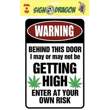 Imagem de Aviso por trás desta porta eu posso estar recebendo alto – Entre no seu próprio risco – Canabis de maconha placa de metal engraçado para garagem, ideias de caverna masculina, material de quintal ou parede. Presente 420 Blaze It Friendly da SignDragon