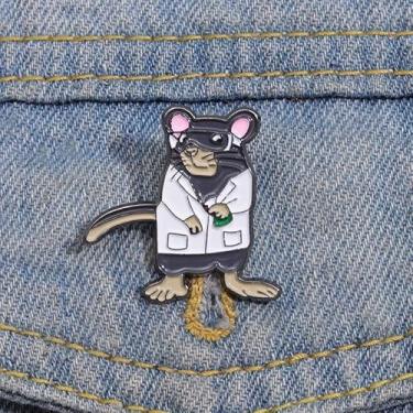 Imagem de Broche de esmalte de cientista Kawaii Mouse adorável desenho animado roedor em jaleco de lapela broche fofo tema científico para jaquetas bolsas presente exclusivo para entusiastas de biologia