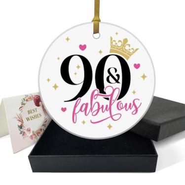 Imagem de REWIDPARTY Enfeites engraçados de aniversário de 90 anos - 90 e fabulosos - ornamento redondo de cerâmica de 7,6 cm com fita dourada, caixa de presente - decoração de árvore de Natal - presentes de