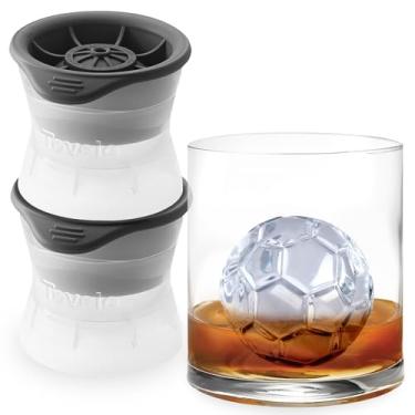 Imagem de Tovolo Moldes de gelo em forma de bola de futebol, conjunto de 2 - Conjunto de molde de gelo grande - Molde de gelo exclusivo com tema esportivo para refrigerar bebidas - Armazenamento sem odor no
