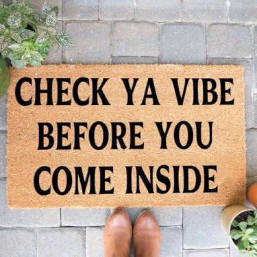 Imagem de GXGXZZZ Capacho de coco engraçado Check Ya Vibe Before You Come Inside Welcome Front Porch Decor Capacho para a entrada personalizado PVC traseiro antiderrapante exterior Coir capacho 76 x 45 cm