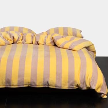 Imagem de Bedbay Conjunto de edredom listrado, tamanho king, luxuoso, de veludo, macio, 3 peças, estampa de listras amarelas bege, conjunto de cama king size para todas as estações