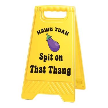 Imagem de Placa de escritório sarcástica para mulheres chefe senhora colegas de trabalho Hawk Tuah Spit On That Thang Placa engraçada de mesa com suporte de telefone e função de espelho, perfeita para presentes