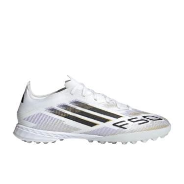 Imagem de adidas Tênis de futebol F50 Pro Turf – Design unissex leve de bloqueio para superfícies de grama artificial, Nuvem branco/núcleo preto/dourado metálico, 11 Women/10 Men