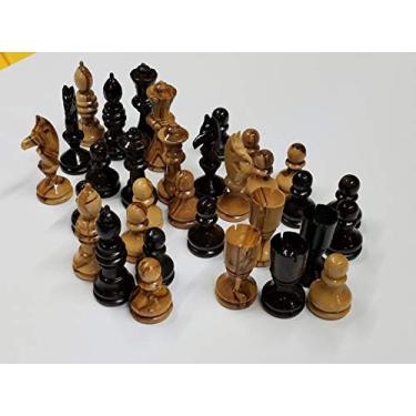 Imagem de Peças de jogo de xadrez esculpidas à mão em madeira de oliveira da Bethlehem Gifts TM (médio)